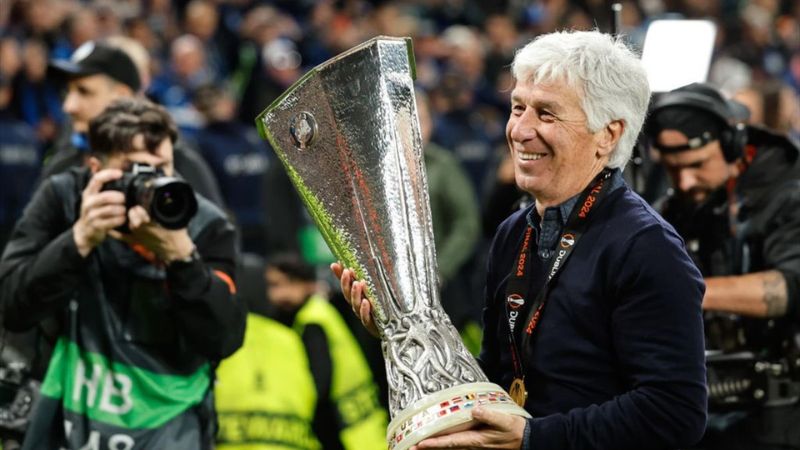 HLV Gian Piero Gasperini ăn mừng Atalanta vô địch C2