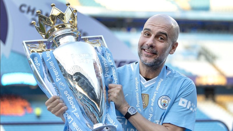 Pep Guardiola nâng cúp vô địch nha 2024