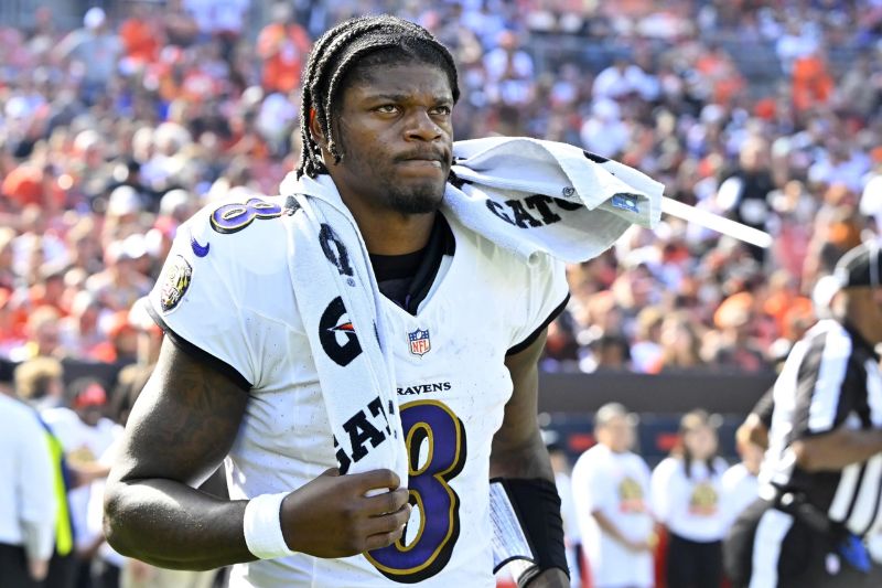 Lamar Jackson, tiền vệ của Baltimore Ravens, là cầu thủ NFL có thu nhập cao nhất ở vị trí thứ 10.